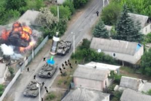 Drones Ukrainian drops bombs destroy Russian tanks and infantry in front line