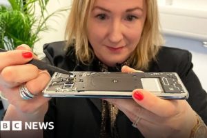 Do we need to learn how to repair smartphones? - BBC News